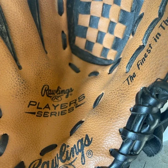 Rawlings PL100TB 10 inch right handed kids glove with 3 T-ball baseballs - Picture 7 of 9